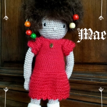 Mae, petite poupée au point de croix